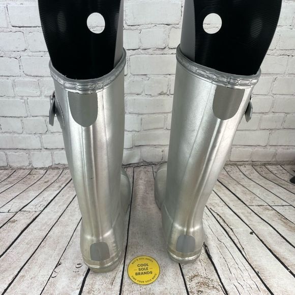 Hunter boots. It fits women size 5. Silver - Picture 4 of 14